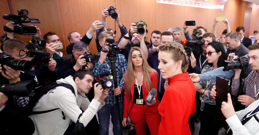 Собчак в красном пришла на пресс-конференцию к Путину