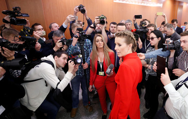 Собчак в красном пришла на пресс-конференцию к Путину