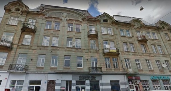 Во Львове на 18-летнюю девушку упала часть балкона 