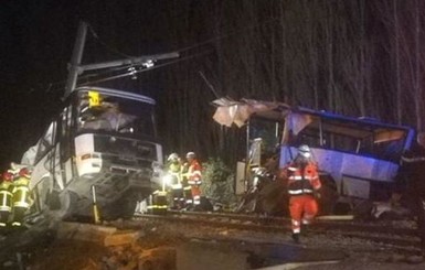 Во Франции поезд протаранил школьный автобус, погибли дети