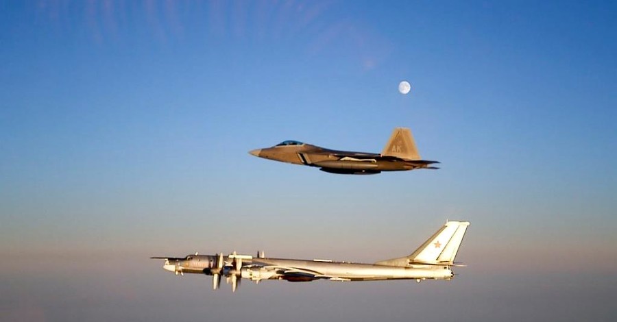 Два американских истребителя F-22 перехватили в Сирии российские Су-22
