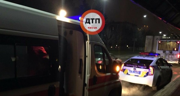 В Киеве пешехода избили, а затем сбили машиной за просьбу не ехать по тротуару 