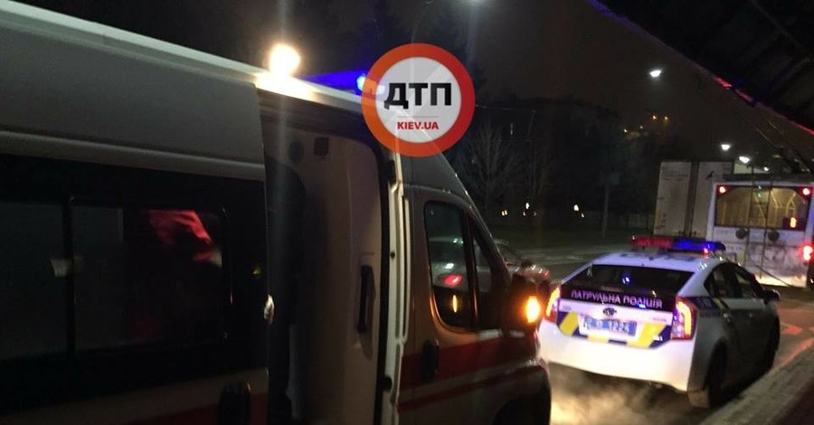 В Киеве пешехода избили, а затем сбили машиной за просьбу не ехать по тротуару 