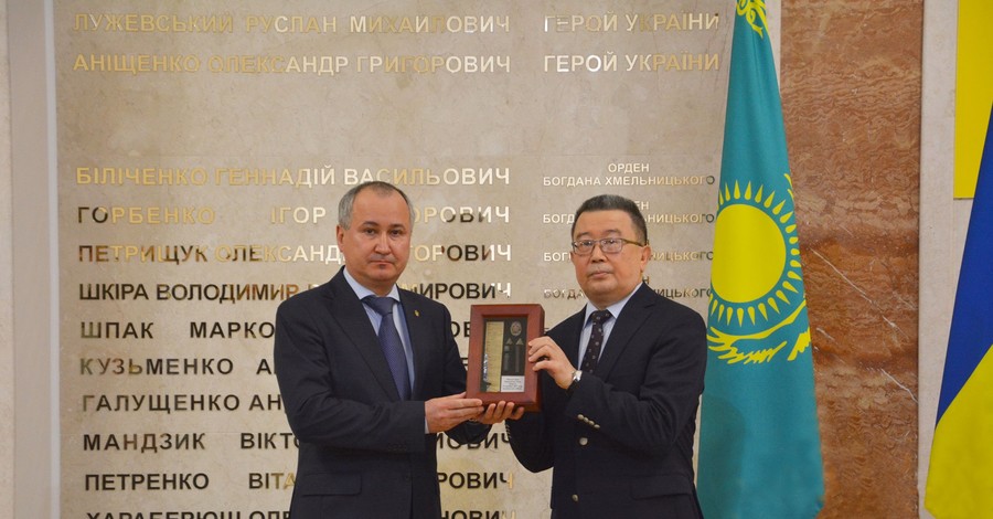 Украина передала Казахстану найденные останки воина Второй мировой