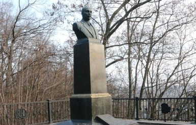 В Чернигове украли бюст с могилы Михаила Коцюбинского