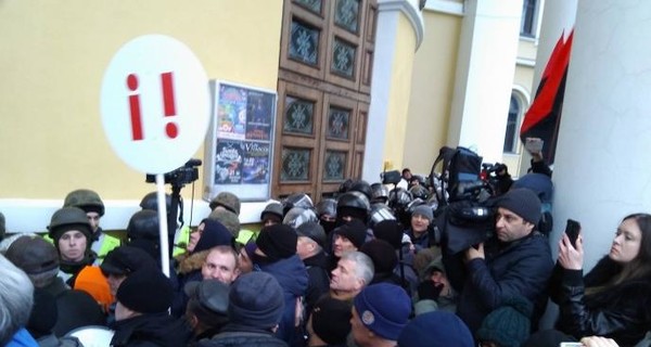 Под Октябрьским дворцом начались столкновения между Нацгвардией и сторонниками Саакашвили
