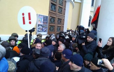Под Октябрьским дворцом начались столкновения между Нацгвардией и сторонниками Саакашвили