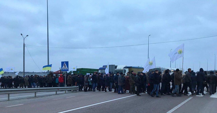 Аграрии перекрыли трассы, требуя ввести рынок земли