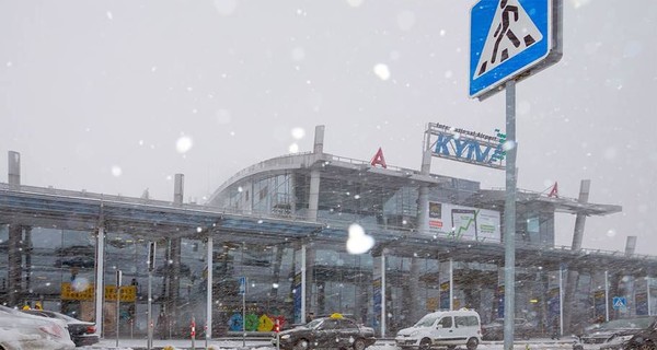 Из-за сильного снегопада аэропорт 