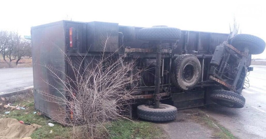 В Николаевской области грузовик Нацгвардии врезался в остановку, обезглавлена девушка 