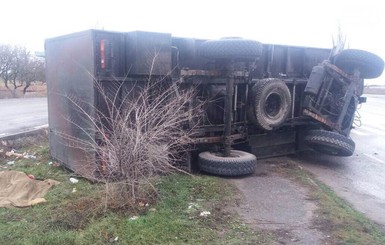 В Николаевской области грузовик Нацгвардии врезался в остановку, обезглавлена девушка 