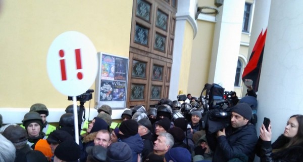 Силовики задействовали тысячу человек для охраны Октябрьского дворца