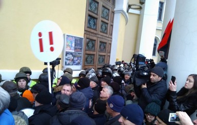 Силовики задействовали тысячу человек для охраны Октябрьского дворца