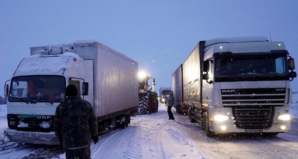На трассе Киев-Одесса в снегу застряли сотни грузовиков