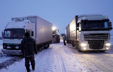 На трассе Киев-Одесса в снегу застряли сотни грузовиков