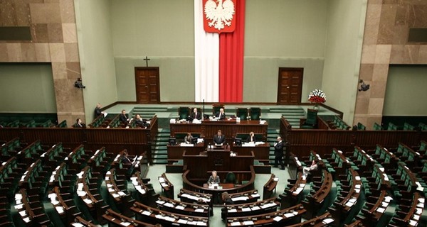 Евросоюз начал рассматривать санкции в отношении Польши
