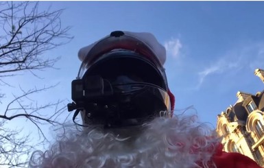 В Париже Санта Клаус на мотоцикле помог полиции поймать нарушителя