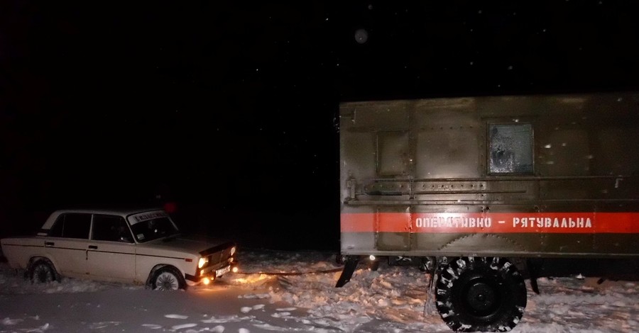 Украинские спасатели за сутки освободили из снежного плена 305 машин