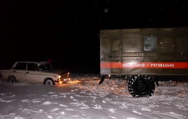 Украинские спасатели за сутки освободили из снежного плена 305 машин
