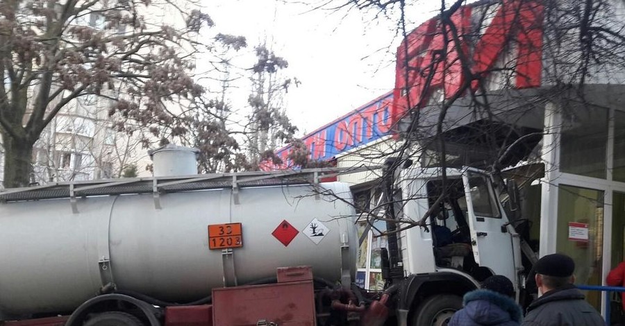 В Одессе бензовоз смел пять машин и протаранил магазин