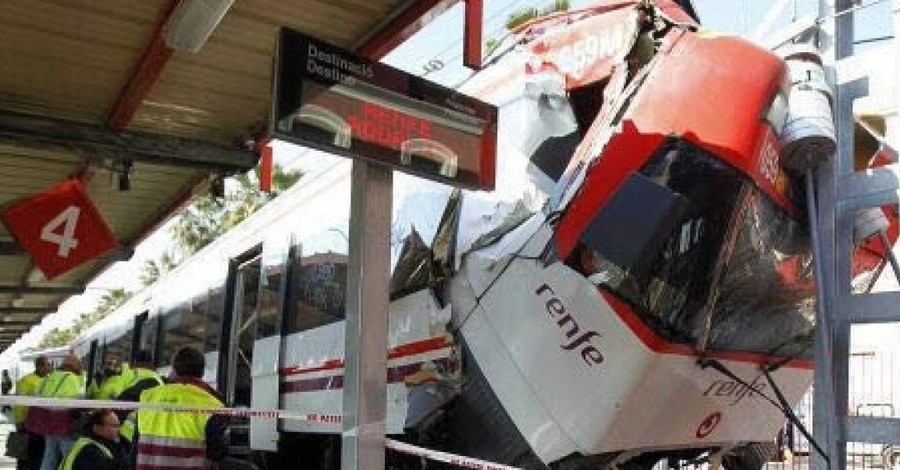 В Испании поезд врезался в заграждение, пострадали десятки человек