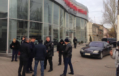 В Одессе в автосалоне произошла стрельба, сообщалось о захвате заложников 