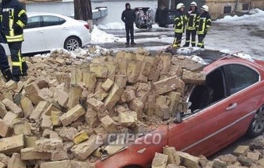 В Киеве между жилыми домами обвалилась стена