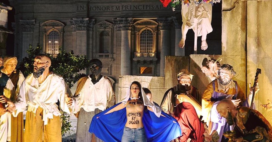 Активистка Femen показала грудь Папе Римскому