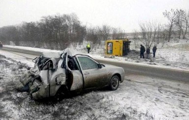 Под Славянском столкнулись пассажирский автобус и легковушка, пострадали трое