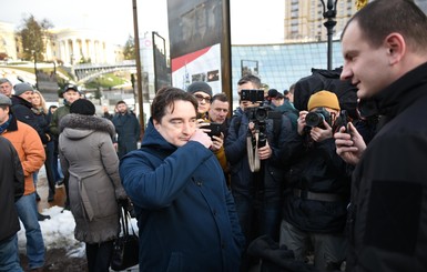 На Майдане глава националистов С14 плюнул в главного редактора 