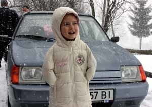 Яценюк подарил 9-летней девочке автомобиль 