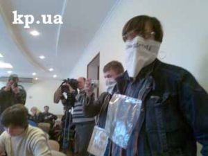 Донецких журналистов бьют прямо на пресс-конференциях 