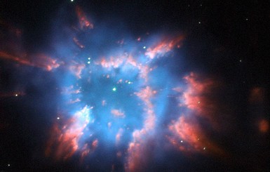 NASA показало фото туманности в форме рождественской звезды
