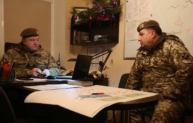 Обмен завершен: Порошенко в военной форме прилетел на Донбасс встречать пленных 