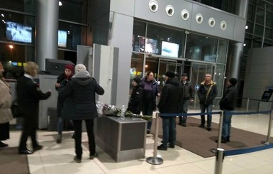 В Харьковском аэропорту семья бойца АТО  ждет его возвращения из плена