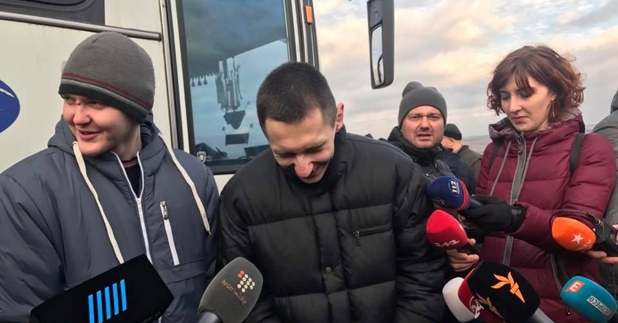 Освобожденных украинцам выдали форму ВСУ для встречи с Порошенко