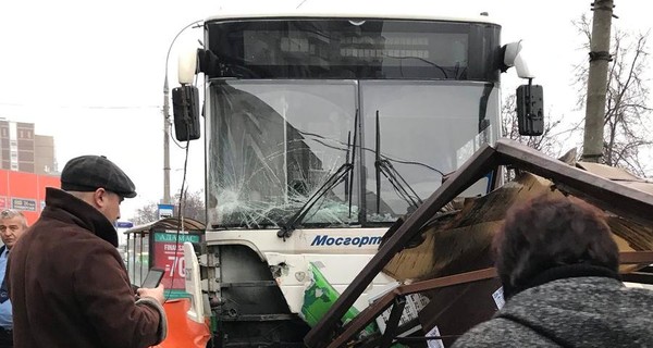 В Москве автобус протаранил остановку, погибли два человека