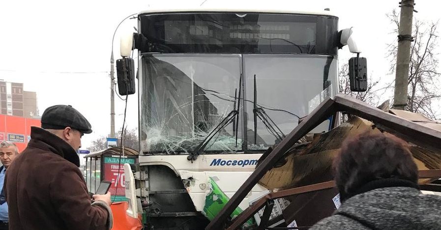 В Москве автобус протаранил остановку, погибли два человека