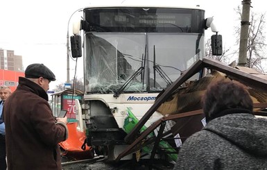 В Москве автобус протаранил остановку, погибли два человека