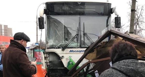 Опубликовано видео с регистратора автобуса, который в Москве сбил людей на остановке