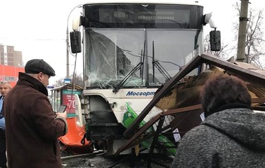 Опубликовано видео с регистратора автобуса, который в Москве сбил людей на остановке