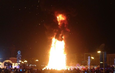 На Сахалине встретили Новый год и сожгли главную елку