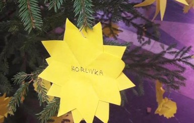 В Чехии новогоднюю елку украсили названиями городов Донбасса
