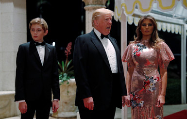 Мелания Трамп встретила Новый год в модном платье с вышивкой и блестками 