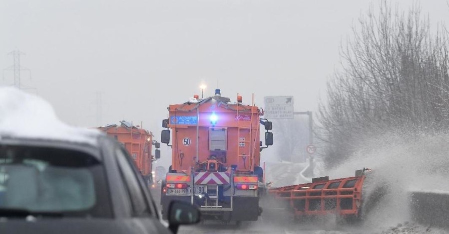 Четыре тысячи человек застряли по дороге в Альпы из-за снегопадов