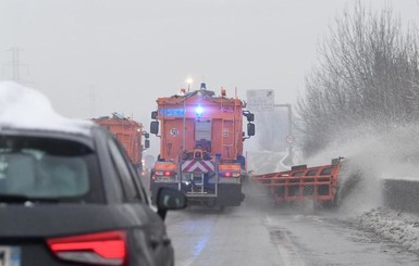 Четыре тысячи человек застряли по дороге в Альпы из-за снегопадов