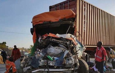 В Кении грузовик врезался в автобус, погибли 36 человек