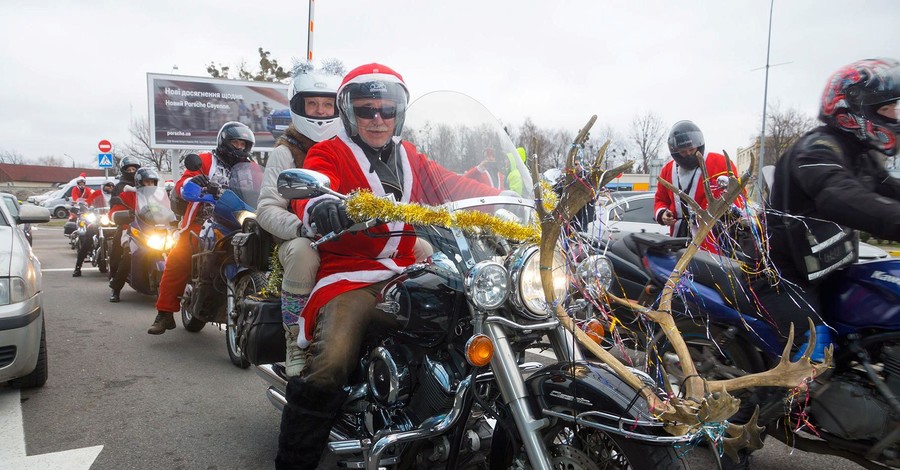 Около ста Санта-Клаусов прокатились на байках по Киеву