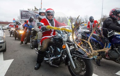 Около ста Санта-Клаусов прокатились на байках по Киеву