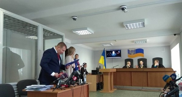 Суд просит комиссию адвокатов привлечь к ответственности защитников Виктора Януковича